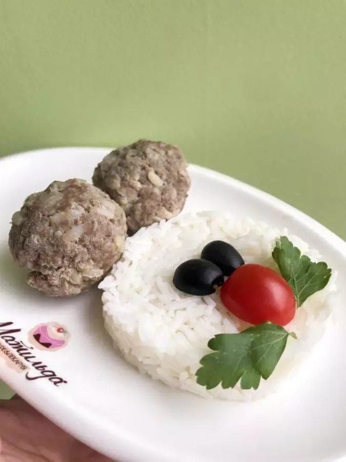 Ёжики из фарша и риса, гарнир – рис