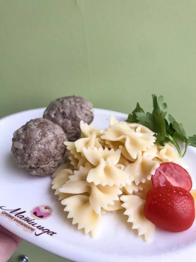 Ёжики из фарша и риса, гарнир – макарошки