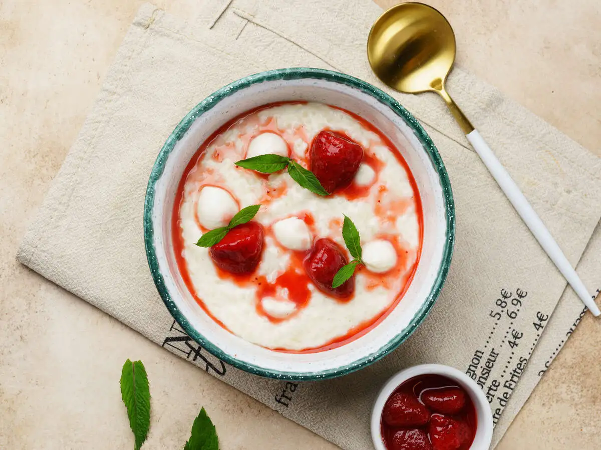 Каша рисовая с клубникой и моцареллой