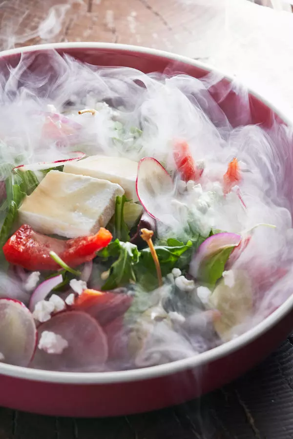 Греческий салат со снегом из сыра190гр.