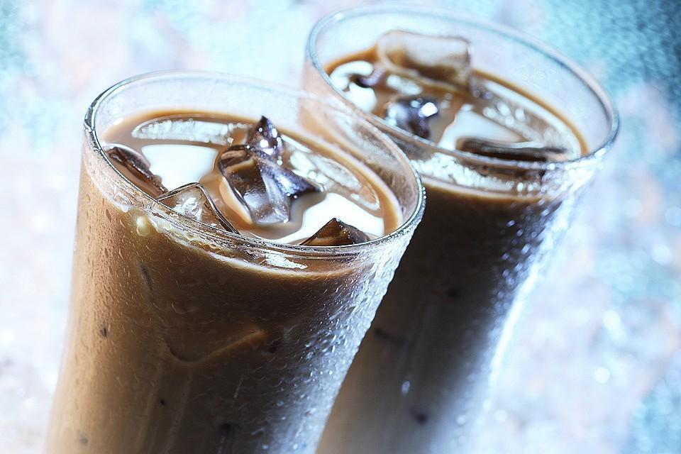 Как пить холодный кофе. Айс фраппе. Холодный кофе ( Iced Latte). Фраппе лед фраппе. Фраппе кофе со льдом.