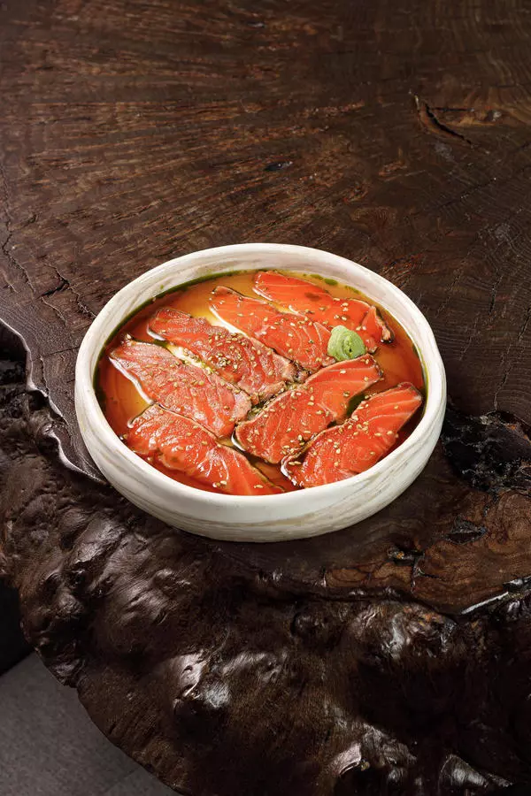 Слайсы обожженного лосося с кунжутом кимчи и васаби 100гр.